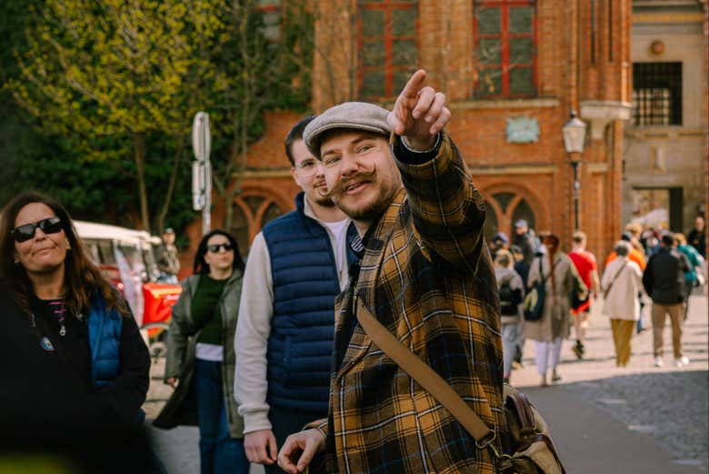 El guía señalando un punto de Gdansk