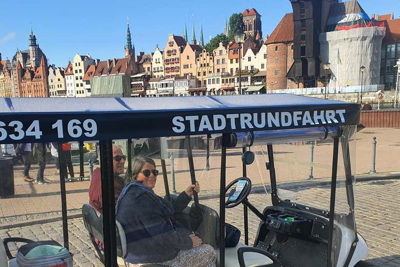Un couple découvre Gdansk en buggy électrique