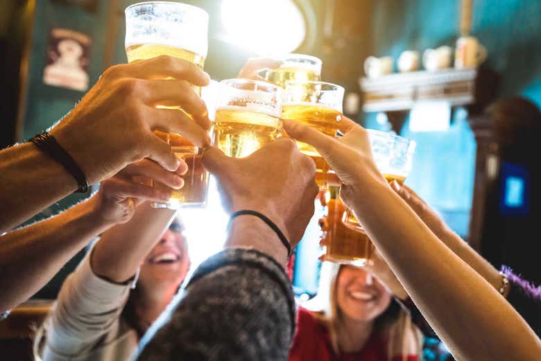 Disfrutando de una cerveza en Poznan