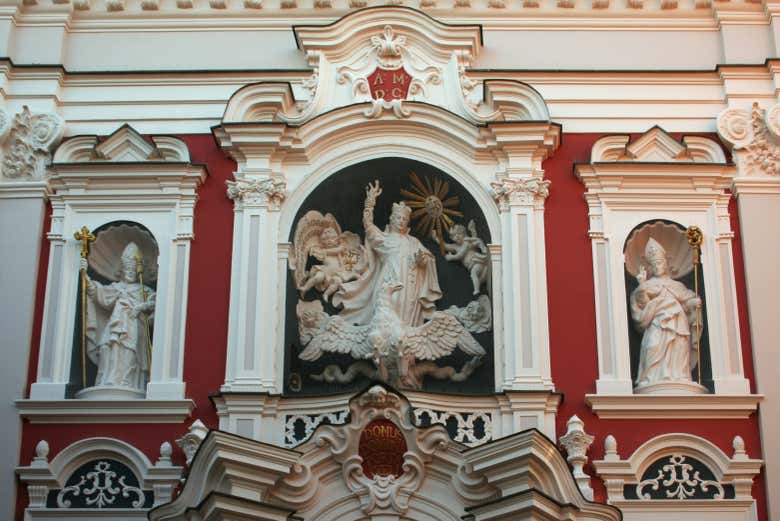 Contemplad la suntuosa arquitectura barroca de la fara de Poznan