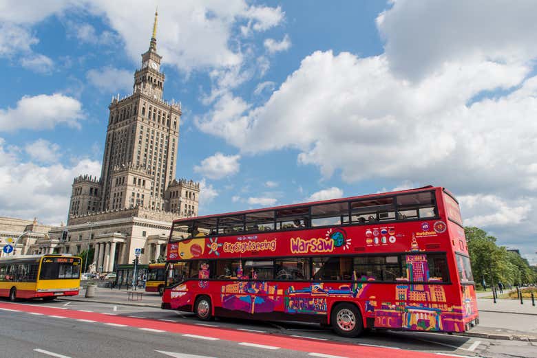 El autobús turístico es la mejor forma de conocer Varsovia