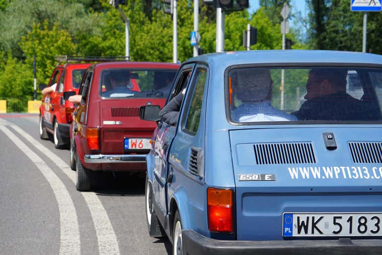 Durante el tour en coche antiguo en Varsovia