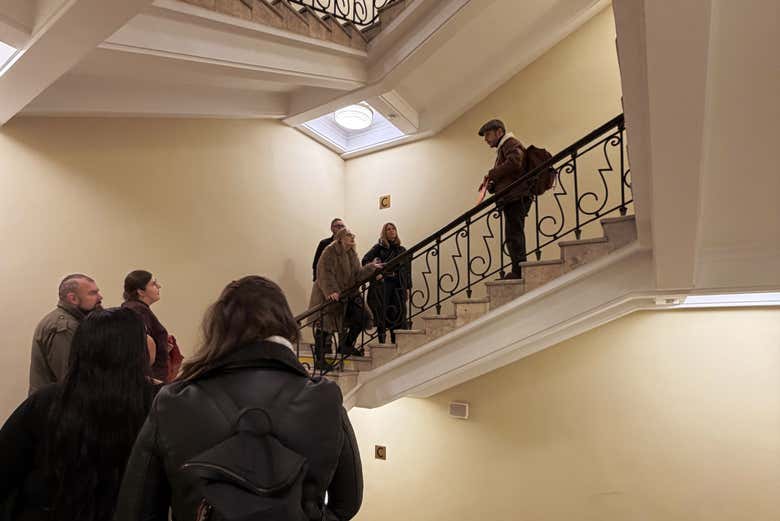 Grupo con el guía en el Palacio de la Cultura y la Ciencia 