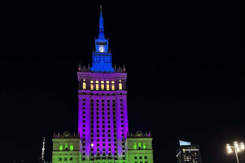 Palacio de la Cultura y la Ciencia iluminado en la noche 