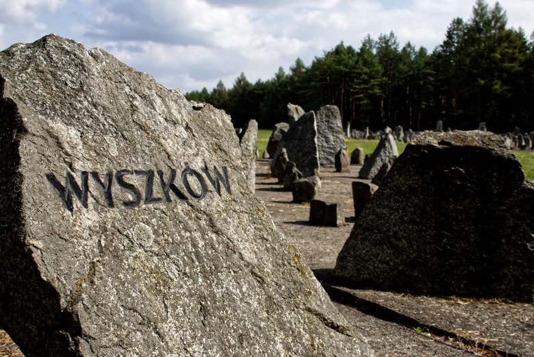 Inscripciones en el memorial de Treblinka