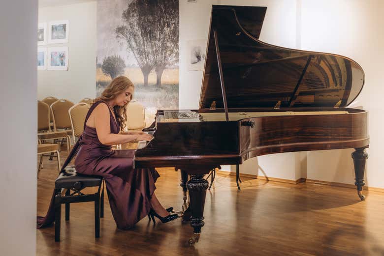 Una pianista durante el concierto