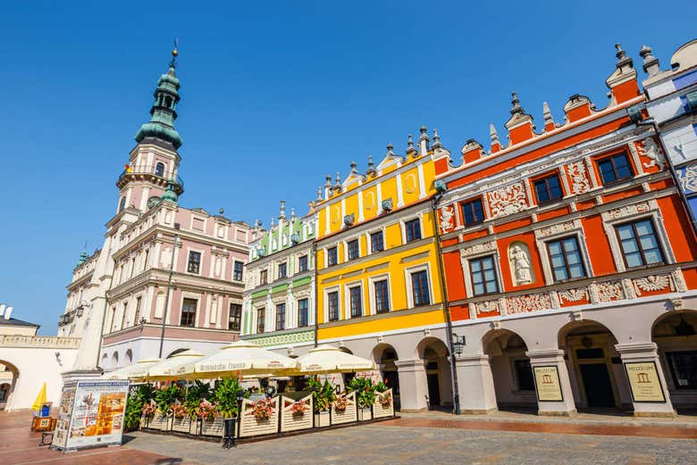 Coloridos edificios de la plaza de Zamosc