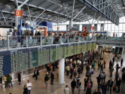 Intérieur de l'aéroport de Varsovie Chopin