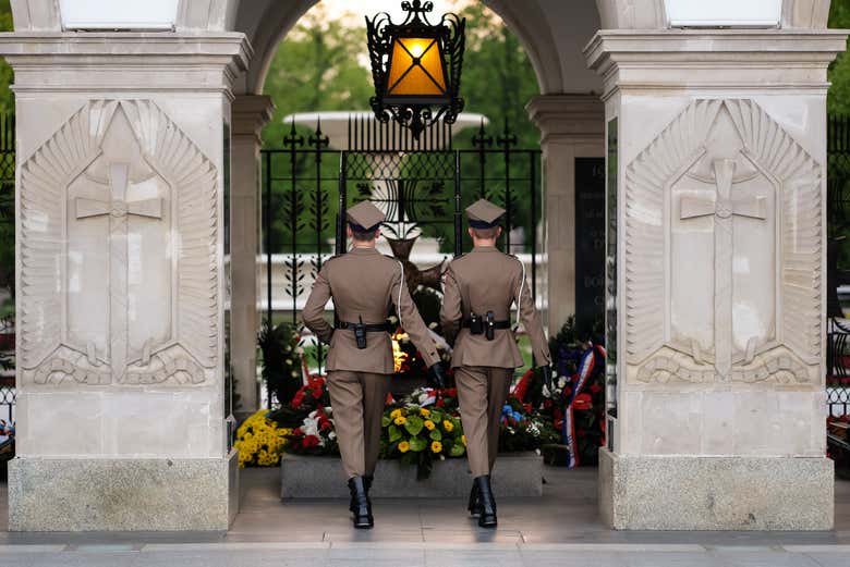 Observez la tombe du soldat inconnu
