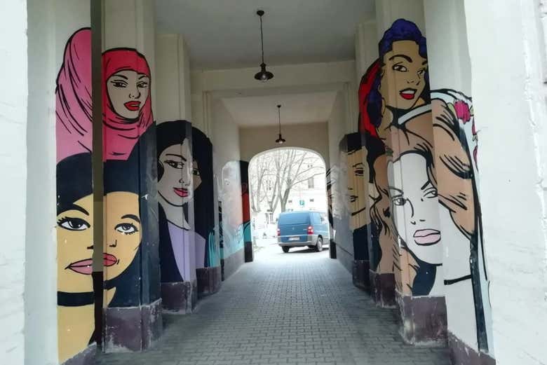 Pasaje decorado por un artista urbano
