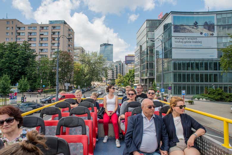 Turistas a bordo del autobús turístico