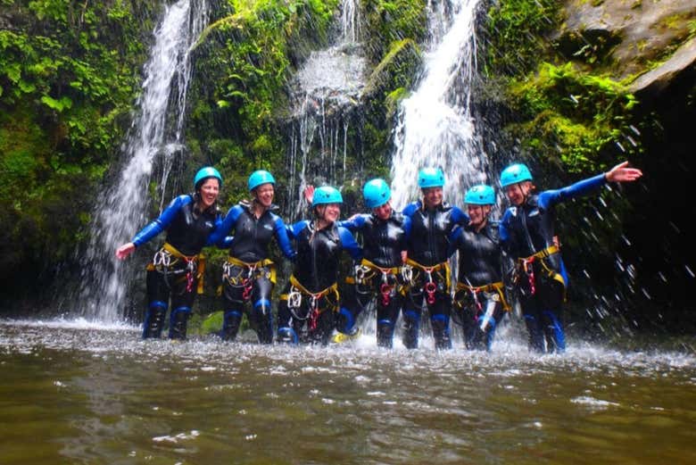 Groupe près d'une cascade