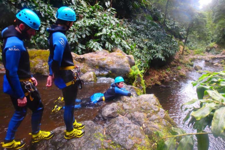 Groupe profitant de l'activité de canyoning