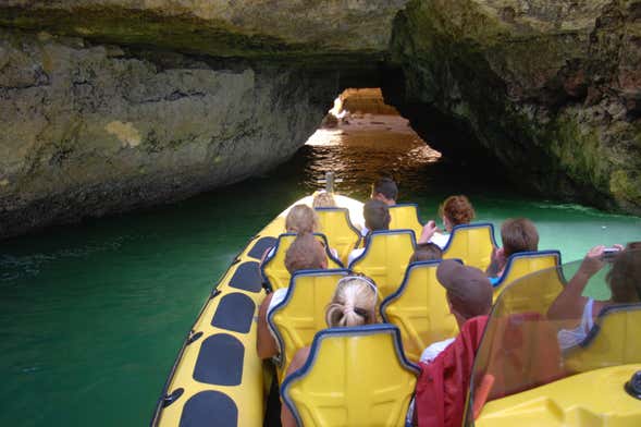 Excursão às grutas do Algarve de lancha