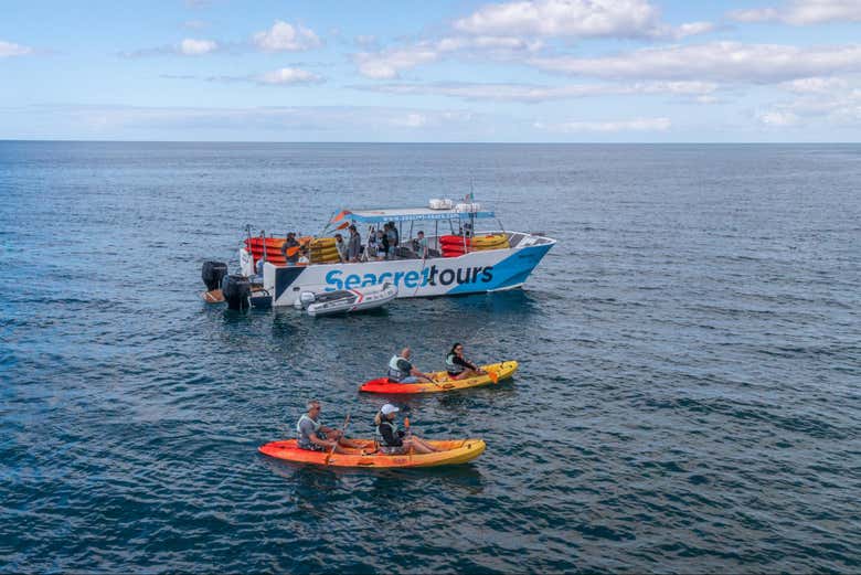 Barco de apoyo junto a los kayaks