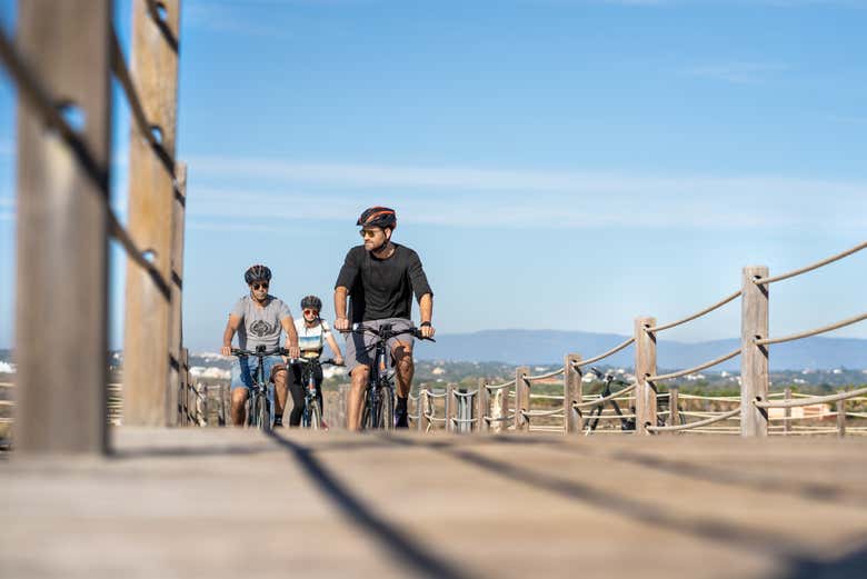 Subindo as ladeiras com as bicicletas elétricas