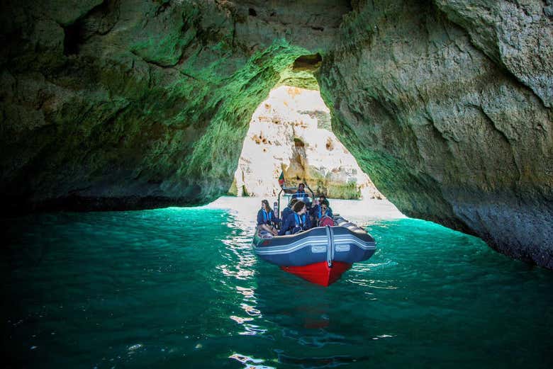 Passeando de lancha pelas grutas do Algarve