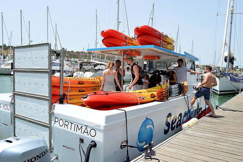 Catamarano dell'attività