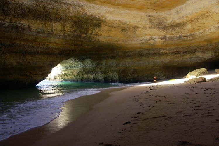 Interior de las cuevas de Benagil