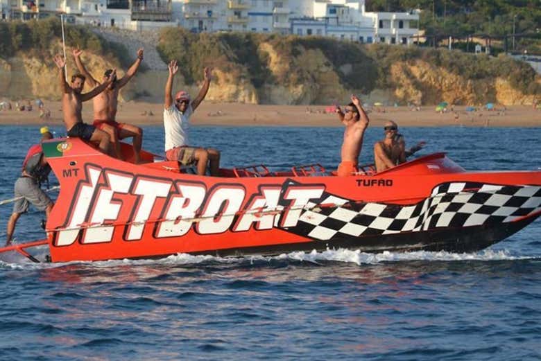 Divirtiéndose sobre un jet boat en Algarve