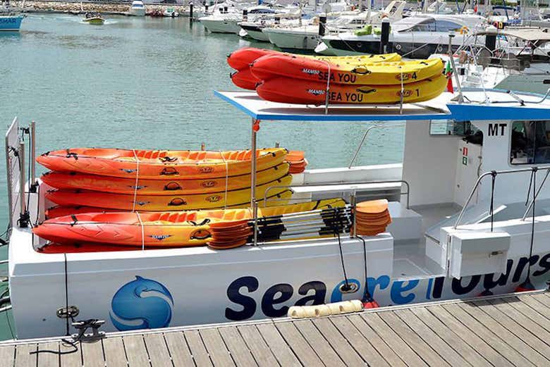 Barca con i i kayak del tour