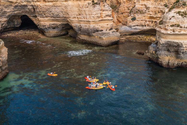 Remando en kayak junto a las cuevas de Benagil