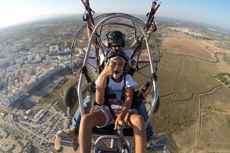 Voando de paramotor sobre o Algarve