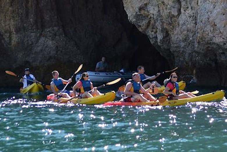 In kayak tra le grotte di Albufeira