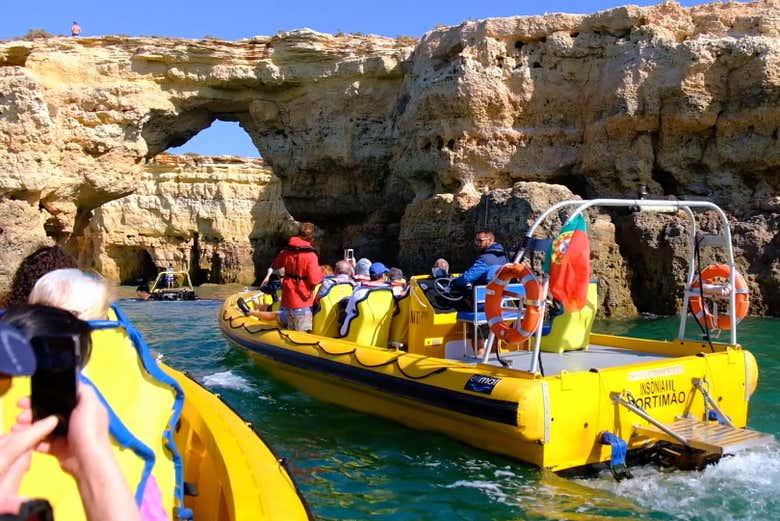 Excursão às grutas do Algarve de lancha