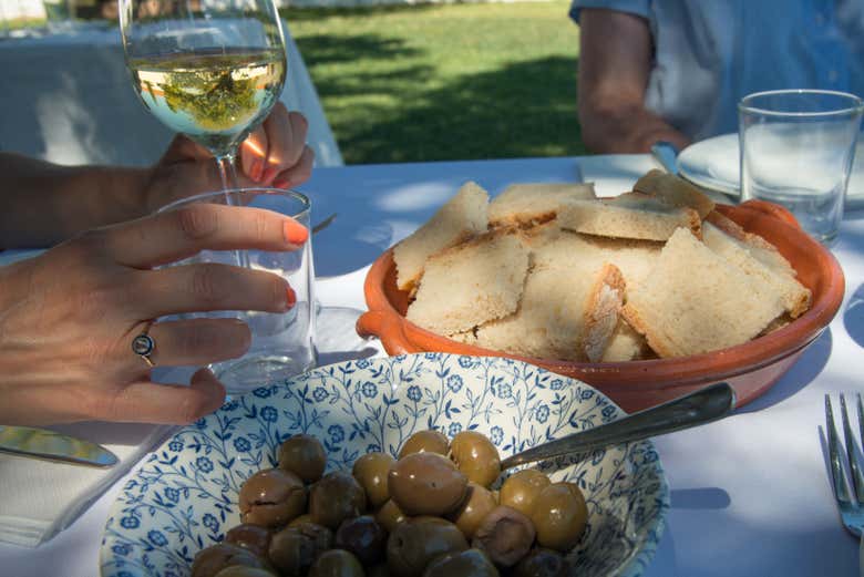 Tomando vinho com um aperitivo