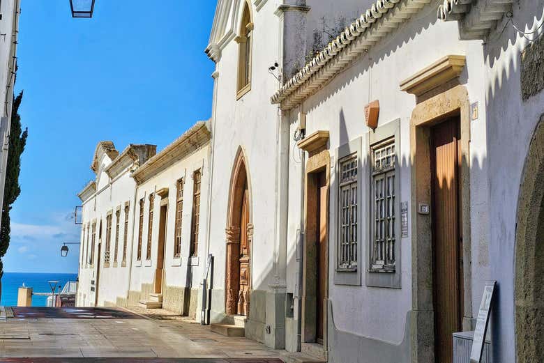 Una de las calles del centro histórico de Albufeira
