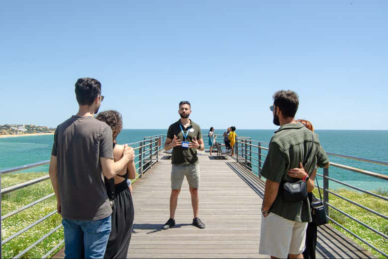 Visitando uno de los miradores de Albufeira