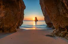 Paseo en barco por las cuevas del Algarve al atardecer