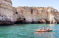 Tour en kayak por las cuevas de Benagil