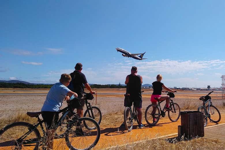 Um avião declando perto da Ria Formosa