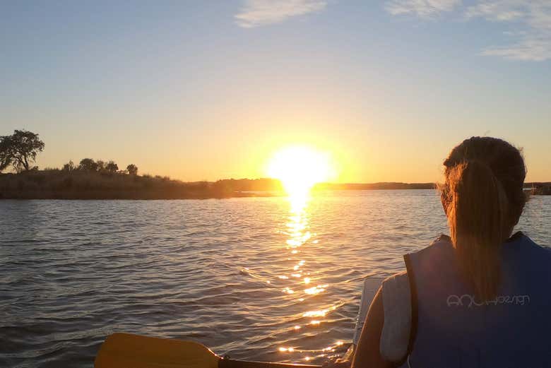 El sol escondiéndose en el Gran Lago de Alqueva