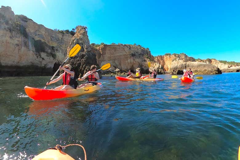 Praticando caiaque pelas costas do Algarve