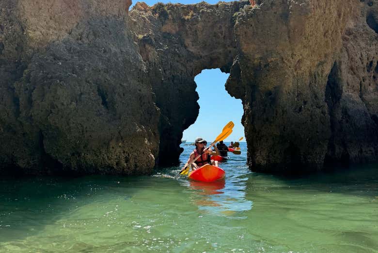 Remando en kayak por las cuevas de Alvor