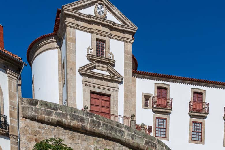Contemplando a igreja de São Gonçalo