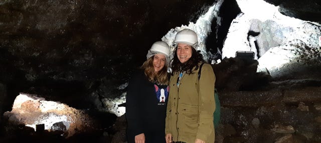 Excursão às grutas vulcânicas
