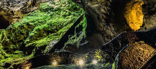 Excursión a las cuevas volcánicas de Terceira