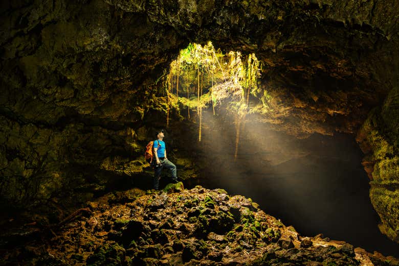Sentiros cautivados por los haces de luz en la caverna de piedra