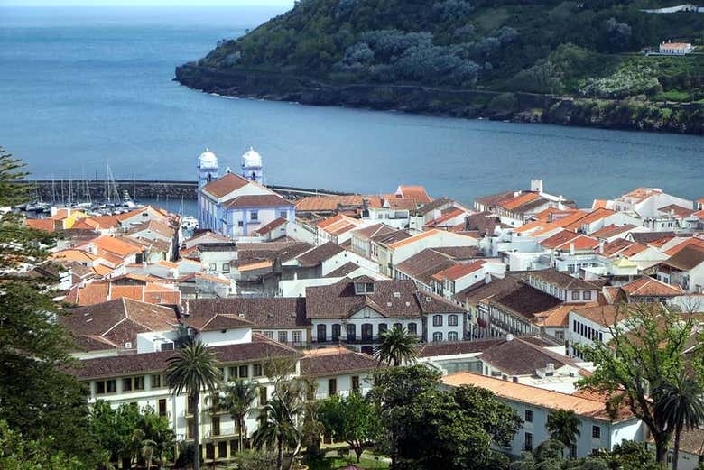 Admirando as vistas de Angra do Heroísmo