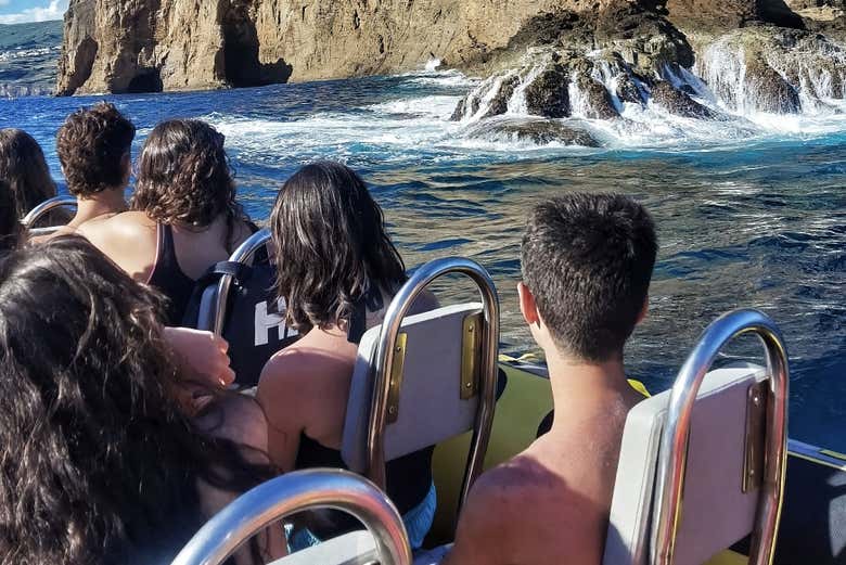 Admirez le paysage depuis le bateau à moteur