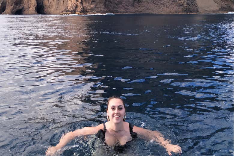 Une jeune fille se baignant dans les eaux des Açores