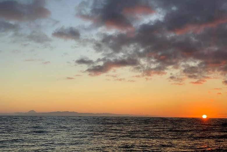 Il cielo si tinge di toni aranciati