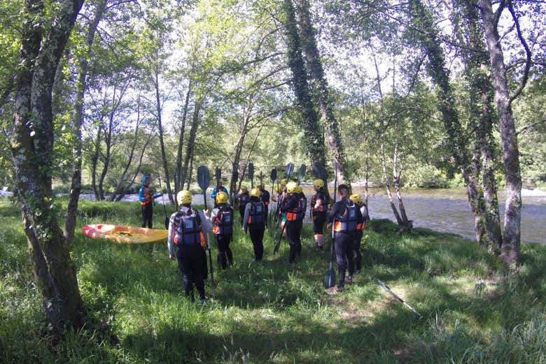 Listening to the explanations of the guide