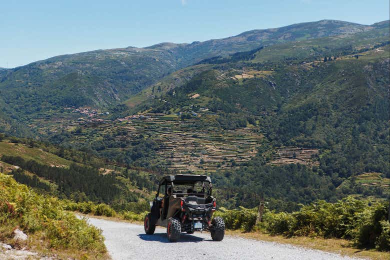 Passando por uma uma paisagem montanhosa
