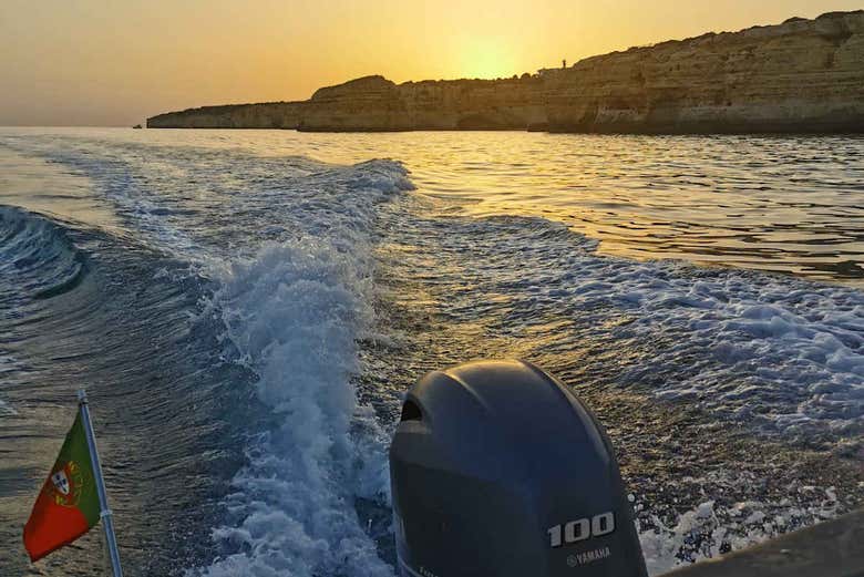 Atardecer en barco por las cuevas de Benagil