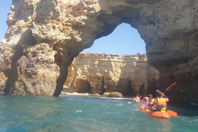 Kayak por las cuevas de Armação de Pêra